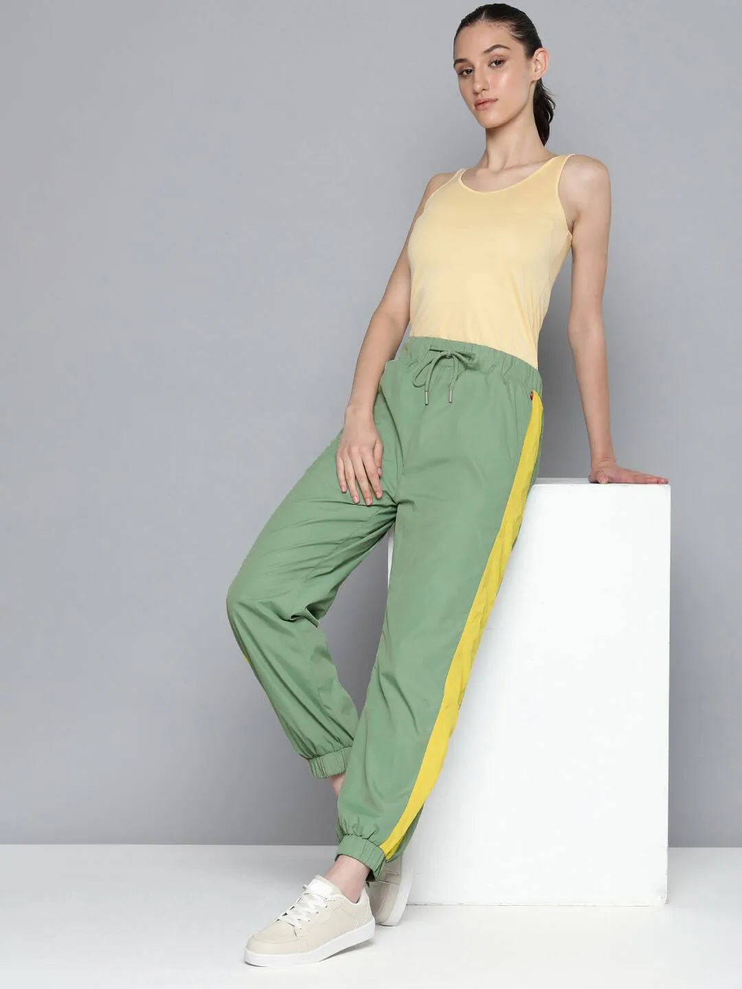 Women's Mid Rise Green Loose Tapered Fit Joggers